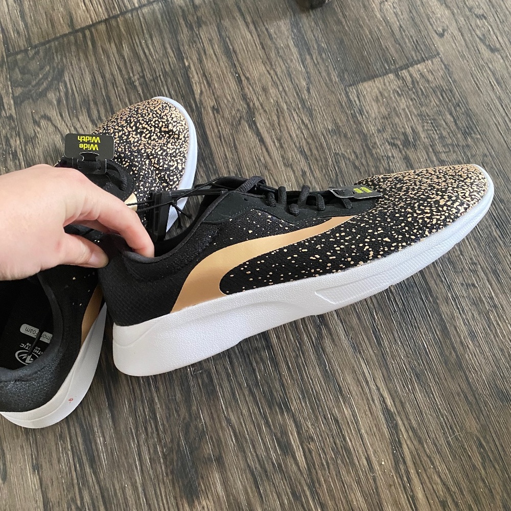 Tennis shoes